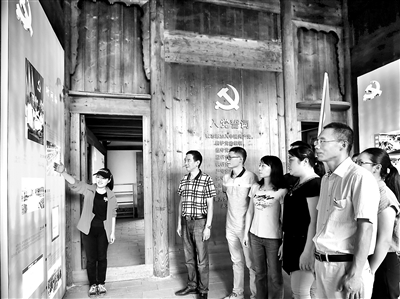 福建省各级纪检监察机关围绕提高“三不”综合功效,大力推进清廉建设,营造风清气正的政治生态。图为近日,结合党史学习教育,政和县纪委监委组织党员干部到廖俊波同志先进事迹馆参观。 黄健 摄