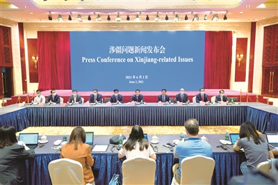一段时间以来,西方少数国家无端指责新疆存在“强迫劳动”,抛出相关法案,对新疆棉纺织业等发起制裁。反外国制裁法的制定为今后国家行政执法和司法机关实施反制裁措施,提供了国家立法层面的有力保障。图为6月3日,新疆维吾尔自治区召开涉疆问题新闻发布会,邀请在受制裁公司工作的艾克拜尔·吐鲁洪介绍真实情况。新华社记者 邢广利 摄
