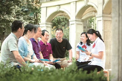 湖北省宜昌市伍家岗区纪委监委联合区司法局成立宣传小分队，通过进机关、进企业、进社区、进村庄等“十进”宣传活动，全方位、全覆盖宣传民法典。图为6月9日，宣传小分队在江山社区开展民法典宣传活动，现场答疑解惑。唐强 摄