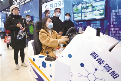 在2021世界数字产业博览会上，多家参展企业推出供参观者体验的5G智能驾驶、远程驾驶系统等智能驾驶服务。随着智能驾驶的普及，汽车数据安全等问题受到广泛关注。中新社记者 李超庆 摄