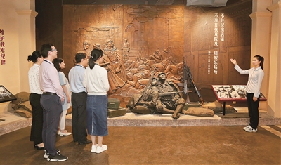 6月11日，上海市宝山区纪委监委机关党员干部参观上海解放纪念馆，在人民解放军“不入民宅”复原场景前感悟人民情怀。 赵波 摄