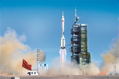 2021年6月17日上午9时22分，酒泉卫星发射中心，随着高达20层楼的长征二号F遥十二运载火箭刺破苍穹的轰鸣，以聂海胜为首的三名中国航天员搭乘神舟十二号载人飞船，开始奔赴中国空间站天和核心舱的旅程。 （图片来源：视觉中国）