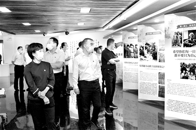 北京市纪委监委理论学习中心组走出机关，把学习课堂搬进市级廉政教育基地——中国人民大学家书博物馆，跨越时空感受着信中人的家国情怀，带头加强家风建设。  郭毅 摄