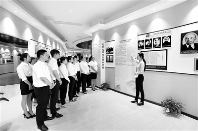 为庆祝建党百年,江苏省连云港市海州区开设中国共产党纪律建设史专题展,重温党的纪律建设百年历程,感受党纪律严明的优良传统。图为6月17日,海州区纪委监委干部在该专题展馆参观学习。 张孟瑞 摄
