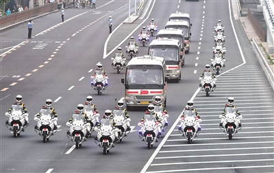 6月29日，庆祝中国共产党成立100周年“七一勋章”颁授仪式在北京人民大会堂金色大厅隆重举行。这是“七一勋章”获得者集体乘坐礼宾车，由国宾护卫队护卫前往人民大会堂。新华社记者 翟健岚 摄