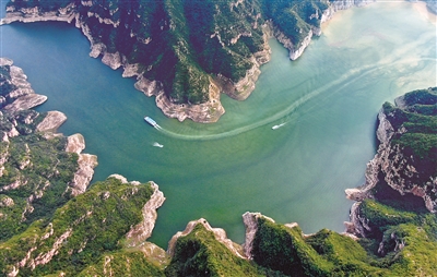 图为在河南济源拍摄的“黄河三峡”景色（无人机照片）。在黄河河南段，沿黄各地生态廊道建设如火如荼，黄河母亲梳洗旧颜，披上“绿裳”。新华社记者 郝源 摄