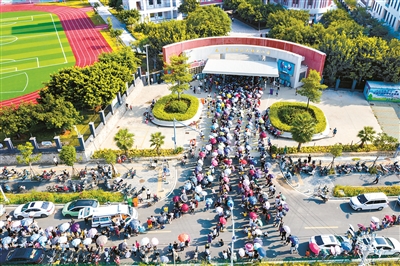 居民在厦门市同安区西柯镇洪塘头小学有序排队等待核酸检测。 （图片来源：视觉中国）