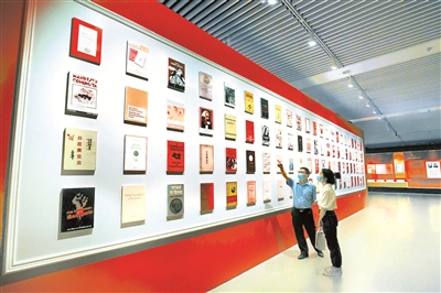 图为近日观众在国家图书馆观看展出的不同版本的《共产党宣言》。此次《共产党宣言》专题展展出中文、德文、俄文、英文、法文等55种语言的《共产党宣言》版本达306种，其中中文版本共78种。 （图片来源：人民视觉）