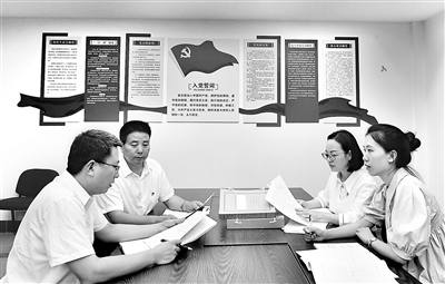 重庆市涪陵区建立“纪巡协作”联动机制，定期召开监督检查、信访部门和巡察机构调度会，推动纪律监督和巡察监督有效衔接。图为9月3日，涪陵区纪委监委信访室、第二监督检查室与区委巡察办召开调度会，汇总研判有关“一把手”的信访检举及日常监督、巡察发现的问题。杨东生 摄