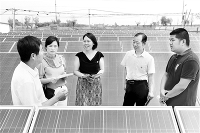 山东省各级纪检监察机关聚焦惠民富民、促进共同富裕政策措施落实中存在的问题,督促相关职能部门强化制度建设、规范履职用权。图为近日,东营市广饶县纪检监察干部到陈官镇古家村对光伏扶贫项目运行管理情况进行监督检查。 牛超群 摄