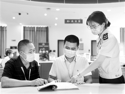 贵州省遵义市桐梓县纪委监委干部近日到对口联系单位查阅相关党组织履行全面从严治党主体责任情况。 李雪 摄