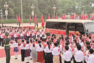 6月29日，庆祝中国共产党成立100周年“七一勋章”颁授仪式在北京人民大会堂金色大厅隆重举行。这是“七一勋章”获得者抵达人民大会堂。 新华社记者 岳月伟 摄