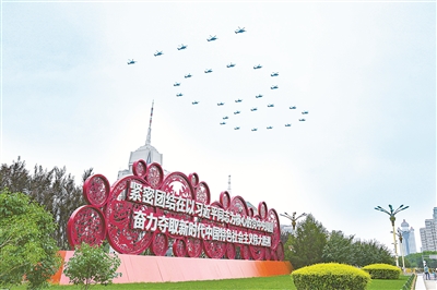 形势越是复杂，挑战越是严峻，就越需要党中央发挥一锤定音、定于一尊的领导作用。图为7月1日，庆祝中国共产党成立100周年大会在北京天安门广场隆重举行，飞行编队飞过北京上空。 （图片来源：人民视觉）