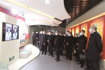 安徽省农村信用社联合社在查处一系列腐败案件后，深入开展警示教育，组织全系统干部员工走进廉政教育基地，增强廉洁从业意识，为防范金融风险筑牢坚固的思想屏障。图为安徽省联社组织部分农商银行党委书记参观淮南市潘集区人民法院党风廉政教育展。（资料图片）