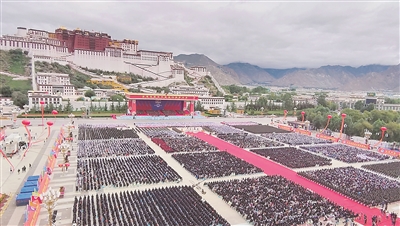 8月19日，西藏各族各界干部群众2万多人欢聚在拉萨布达拉宫广场，热烈庆祝西藏和平解放70周年。图为庆祝西藏和平解放70周年大会现场