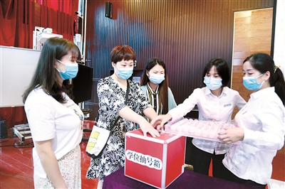 近日，四川省天府新区纪工委干部对辖区幼儿园学位摇号工作进行现场监督，确保公平公正、严肃认真。刘雪静 摄