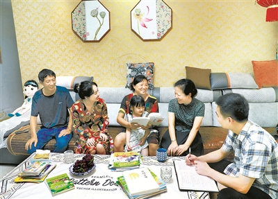 江西省宜黄县纪委监委针对新任的村（社区）“两委”干部，结合实际开展一系列形式多样、内容丰富的廉政教育活动。图为该县纪委监委干部开展廉政家访，提醒新任干部家属严格治家，弘扬清廉家风，建设美好家庭。章英全 摄