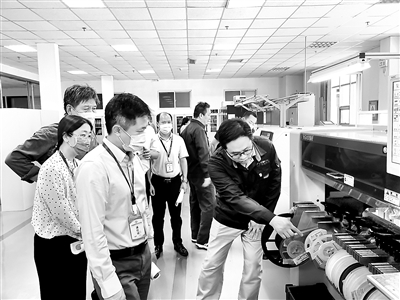 中核集团党组第六巡视组巡视中国辐射防护研究院期间,深入了解核仪器公司的全自动高速SMT(元件表贴技术)生产线。 贾延杰 摄