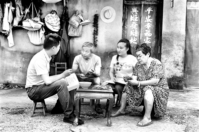 镇江市纪委监委注重审理与审查调查工作的协同配合,严格把控基层案件质量。图为丹徒区纪委监委审理室干部指导谷阳镇纪委现场办案,向群众了解情况,补充完善证据。吴呈昱 摄