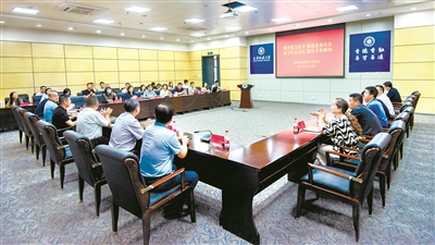 天津市纪委监委驻天津城建大学纪检监察组组织召开“中国纪检监察学院北戴河校区高校纪委审查调查业务培训班”经验交流会,发挥参训学员“种子教员”作用,用培训所学为协作组成员单位、驻在学校二级单位党组织纪检干部解答工作疑惑。 (天津市纪委监委驻天津城建大学纪检监察组供图)