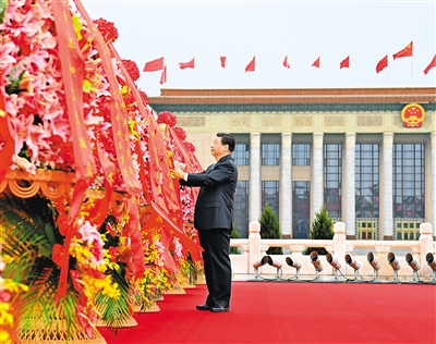 9月30日上午,党和国家领导人习近平、李克强、栗战书、汪洋、王沪宁、赵乐际、韩正、王岐山等来到北京天安门广场,出席烈士纪念日向人民英雄敬献花篮仪式。这是习近平整理花篮上的缎带。 新华社记者 李响 摄