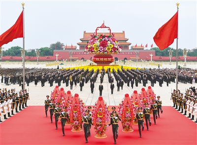 9月30日上午,党和国家领导人习近平、李克强、栗战书、汪洋、王沪宁、赵乐际、韩正、王岐山等来到北京天安门广场,出席烈士纪念日向人民英雄敬献花篮仪式。 新华社记者 燕雁 摄