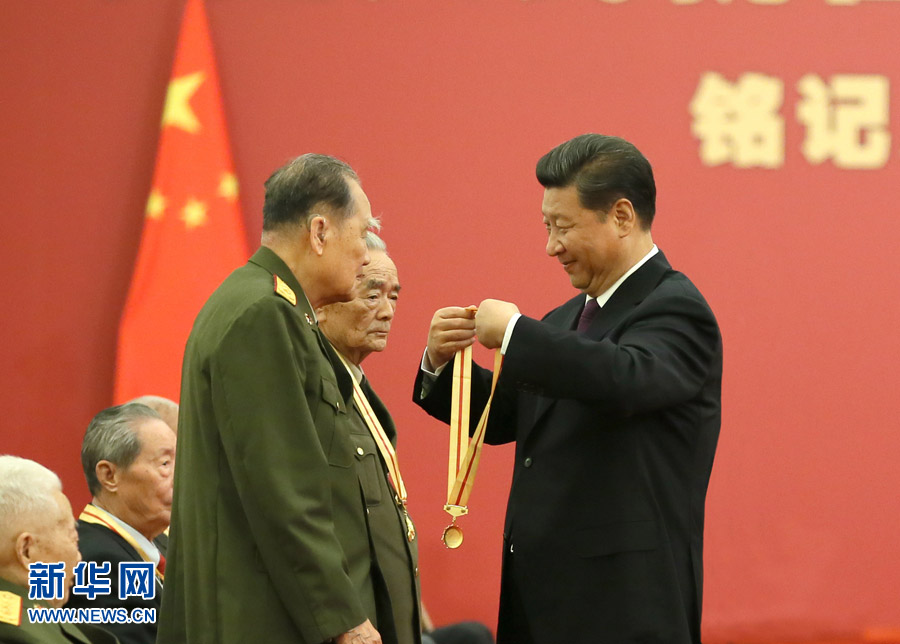 　　9月2日，中共中央总书记、国家主席、中央军委主席习近平在北京人民大会堂向30名抗战老战士老同志、抗战将领、帮助和支持中国抗战的国际友人或其遗属代表颁发中国人民抗日战争胜利70周年纪念章并发表重要讲话。新华社记者 兰红光 摄