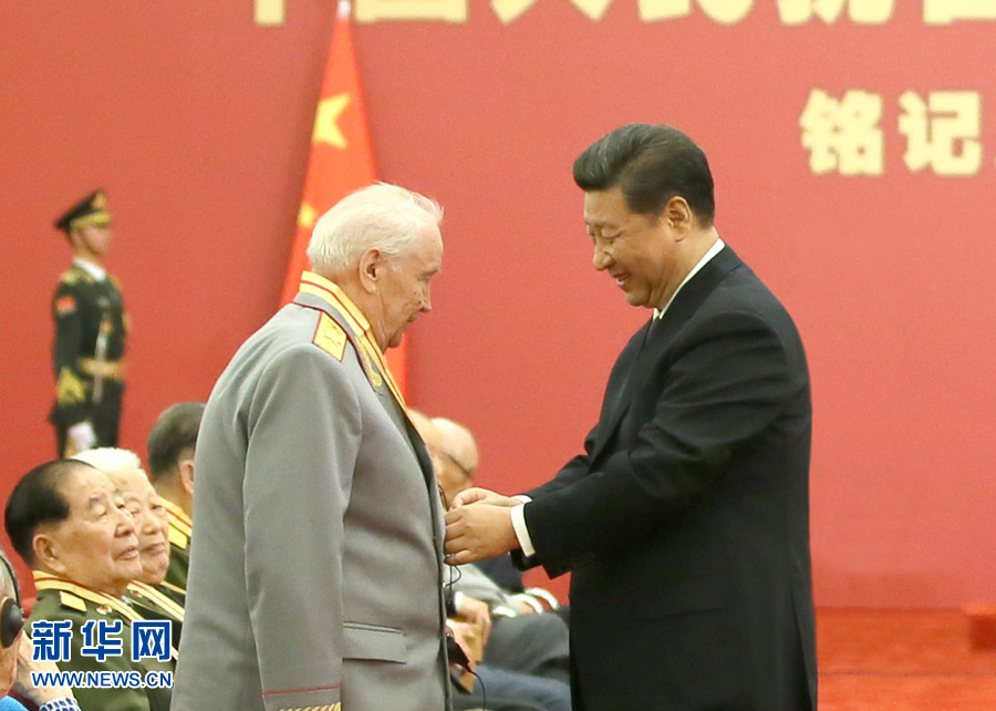 　　9月2日，中共中央总书记、国家主席、中央军委主席习近平在北京人民大会堂向30名抗战老战士老同志、抗战将领、帮助和支持中国抗战的国际友人或其遗属代表颁发中国人民抗日战争胜利70周年纪念章并发表重要讲话。新华社记者 兰红光 摄