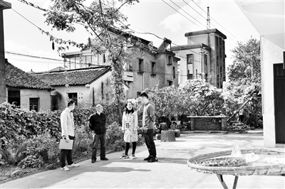 图为海宁市纪委监委工作人员正在走访群众,了解核查问题相关线索。王磊 摄