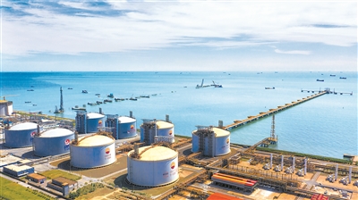 位于河北省唐山市曹妃甸港口物流园区的唐山LNG(液化天然气)接收站,是目前我国国内存储能力最大和天然气调峰能力最强的LNG接收站。图为唐山LNG接收站。白云水 摄