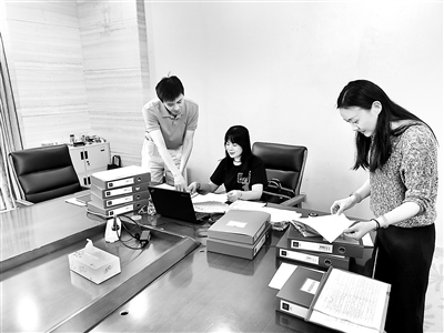 图为2021年9月,中央纪委国家监委驻国家发展和改革委员会纪检监察组工作人员赴浙江舟山跟进监督国家统计局第三轮统计督察。 曹晓广 摄