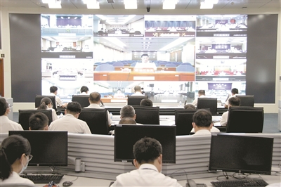 中央纪委国家监委驻海关总署纪检监察组在海关总署监控指挥中心召开专题视频会议,指导海关系统纪检机构强化对基层一线权力运行的监督制约。高远 摄