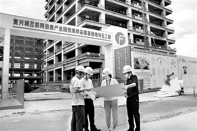 图为10月14日,海口市纪委监委干部深入复兴城互联网信息产业园西海岸总部基地工程项目现场监督检查,督促各责任单位履职尽责,推动作风整顿建设取得实效,确保项目顺利实施。吉曼妮 摄