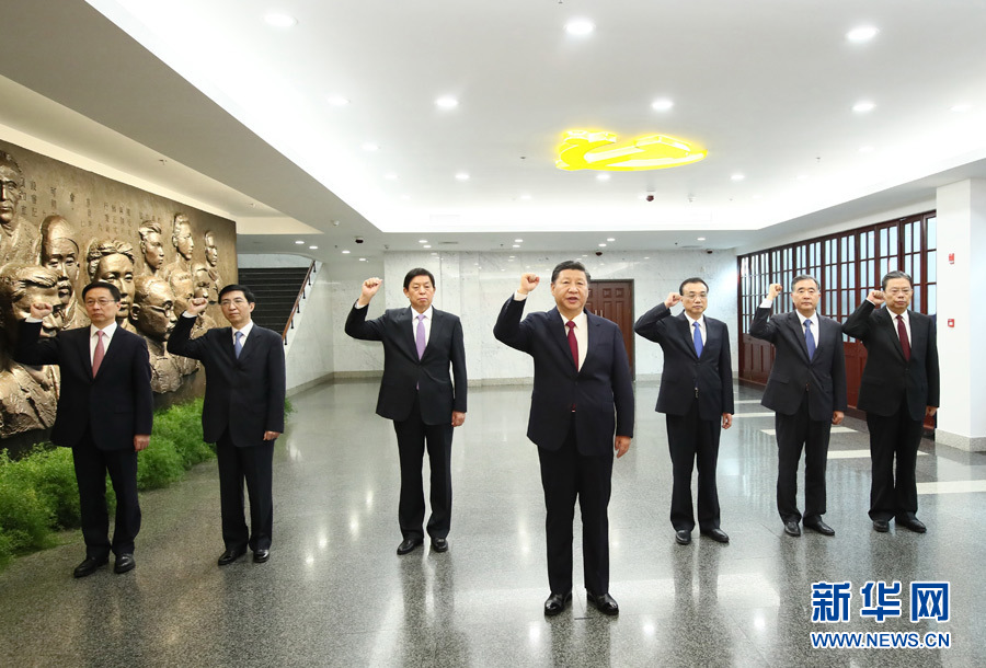 习近平引领中国特色社会主义进入的新时代,也是站在十字路口的人类探索发展路径的新时代