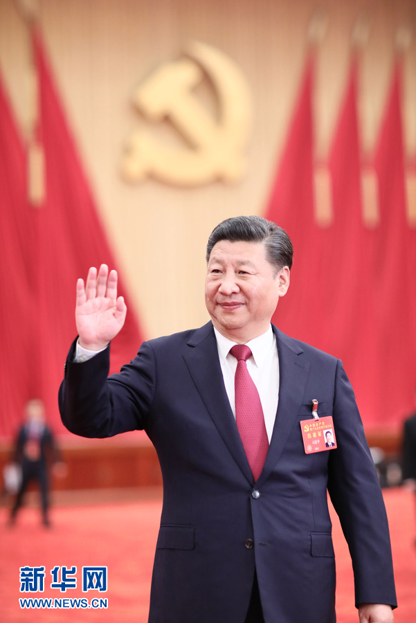 习近平引领中国特色社会主义进入的新时代,也是站在十字路口的人类探索发展路径的新时代