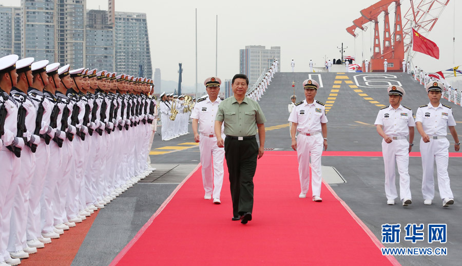 习近平引领中国特色社会主义进入的新时代,也是站在十字路口的人类探索发展路径的新时代