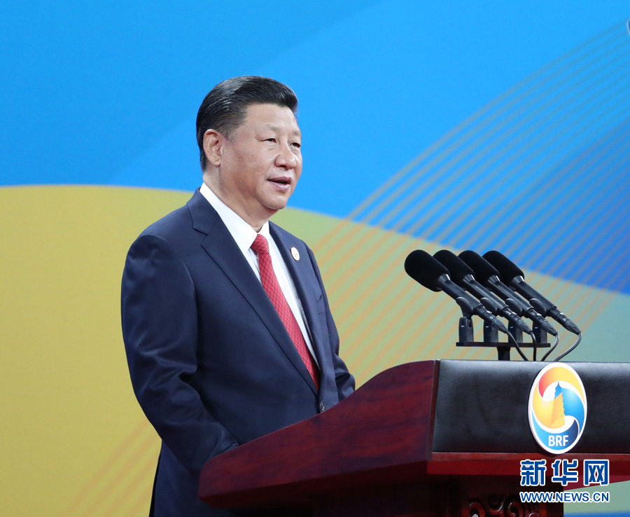 习近平引领中国特色社会主义进入的新时代,也是站在十字路口的人类探索发展路径的新时代