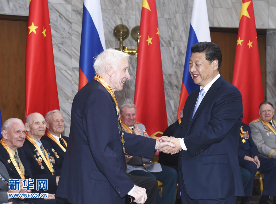 习近平引领中国特色社会主义进入的新时代,也是站在十字路口的人类探索发展路径的新时代