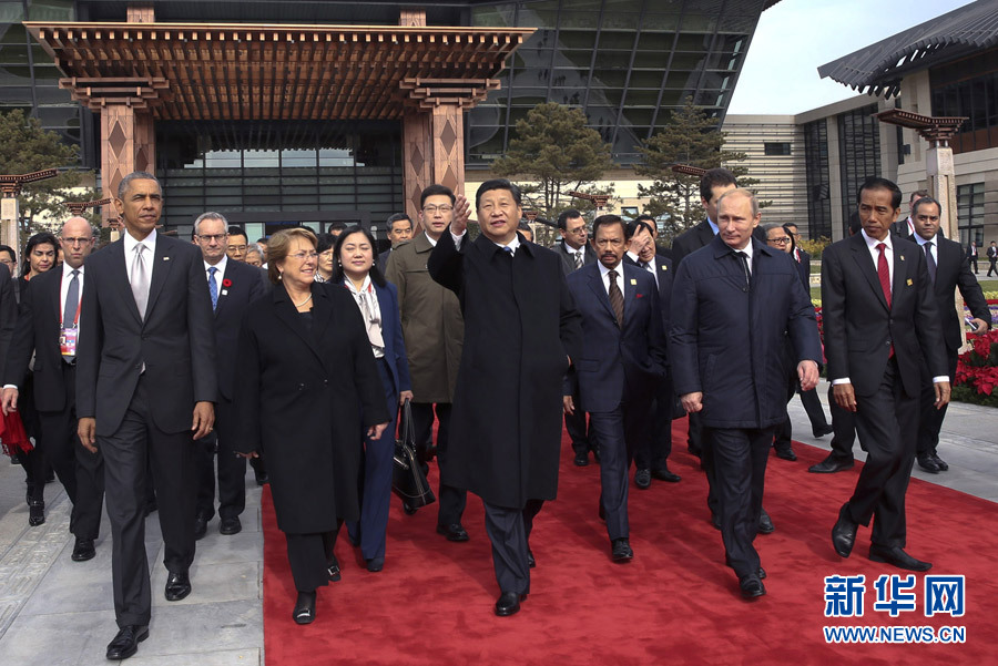 习近平引领中国特色社会主义进入的新时代,也是站在十字路口的人类探索发展路径的新时代