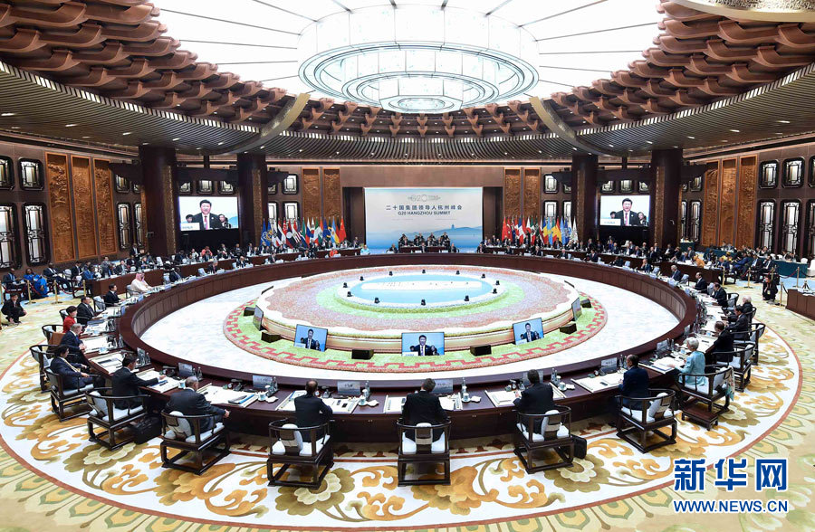 习近平引领中国特色社会主义进入的新时代,也是站在十字路口的人类探索发展路径的新时代