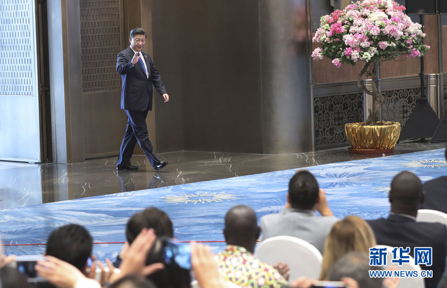 习近平引领中国特色社会主义进入的新时代,也是站在十字路口的人类探索发展路径的新时代
