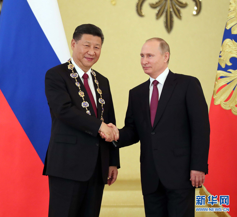 习近平引领中国特色社会主义进入的新时代,也是站在十字路口的人类探索发展路径的新时代