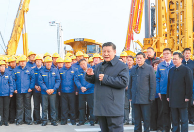 12月12日至13日，中共中央总书记、国家主席、中央军委主席习近平在江苏徐州市考察。这是12日下午，习近平在徐工集团重型机械有限公司亲切看望劳动模范、技术能手等职工代表，鼓励他们在为实现中国梦的奋斗中争取人人出彩。 　　新华社记者 谢环驰摄