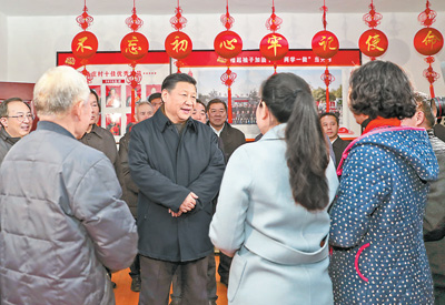 12月12日至13日，中共中央总书记、国家主席、中央军委主席习近平在江苏徐州市考察。这是12日下午，习近平在潘安湖街道马庄村党员活动室与正在学习党的十九大精神的党员交流。 　　新华社记者 谢环驰摄