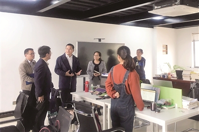 浙江省纪委监委深入推进高校纪检监察体制改革,优化纪检监察干部队伍建设,共派出高校监察专员30名。图为浙江师范大学纪委书记、监察专员傅关福调研该校网络创业园,协助党委系统推进清廉校园建设,共商廉洁风险防范。舒婷玮 摄