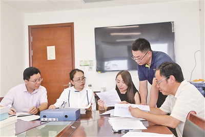 江苏省淮安市纪委监委严明政治纪律和政治规矩,严查党员干部搞迷信活动等相关问题。图为该市纪委监委办案人员针对市交警支队原支队长尹志刚违反政治纪律、搞封建迷信等案情开展审理工作。李莹 摄
