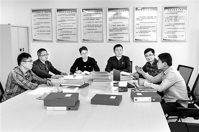 图为江苏常州经济开发区纪工委监察工委审查调查人员研判张陶俊案案情。牟维熙 摄