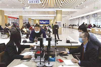 10月19日,集医疗保险、养老保险、失业保险等业务办理为一体的综合服务平台——道里区民生服务中心投入使用。该中心开设32个经办窗口,日均接待办事群众2000余人,午间不间断服务,努力提升群众满意度。安明浩 摄