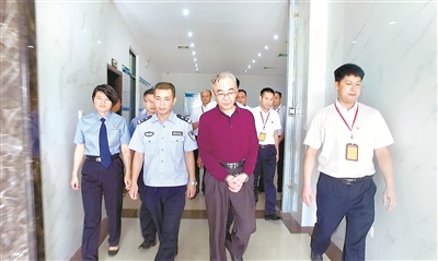 来宾市纪委监委将来宾市人民医院原院长周方涉嫌犯罪问题移送检察机关审查起诉。 （图片来源：中央纪委国家监委网站视频截图）