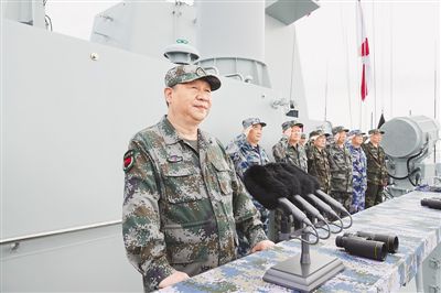 4月12日上午,中央军委在南海海域隆重举行海上阅兵,展示人民海军崭新面貌,激发强国强军坚定信念。中共中央总书记、国家主席、中央军委主席习近平检阅部队并发表重要讲话。这是习近平检阅海上编队。 新华社记者 李 刚摄